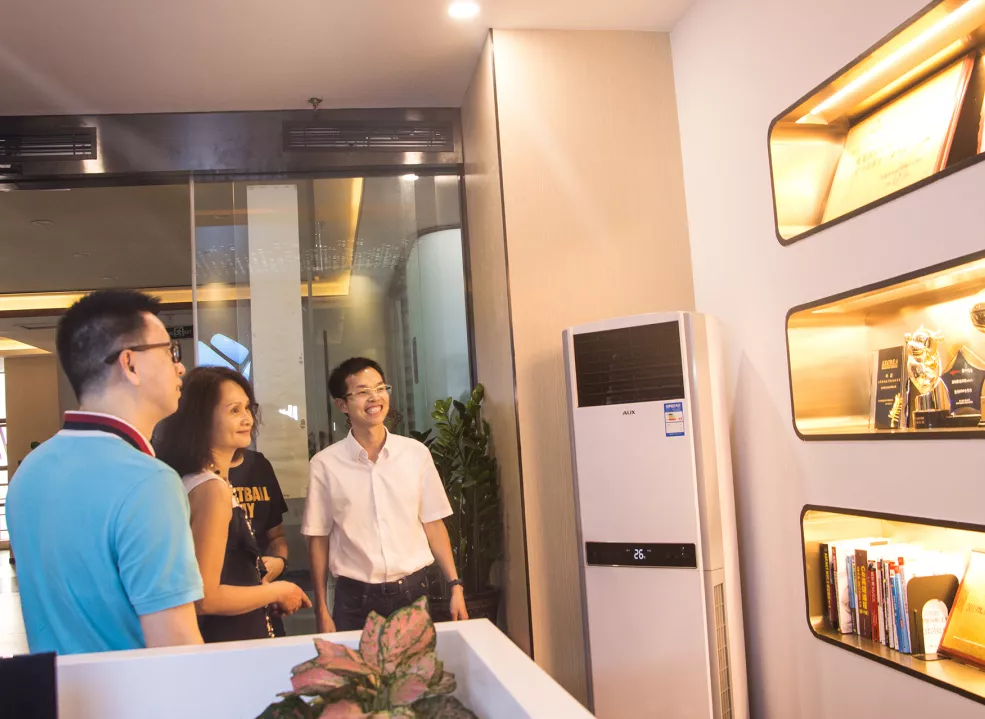 The leaders of Xiamen Municipal Bureau of Commerce visited Irobotbox